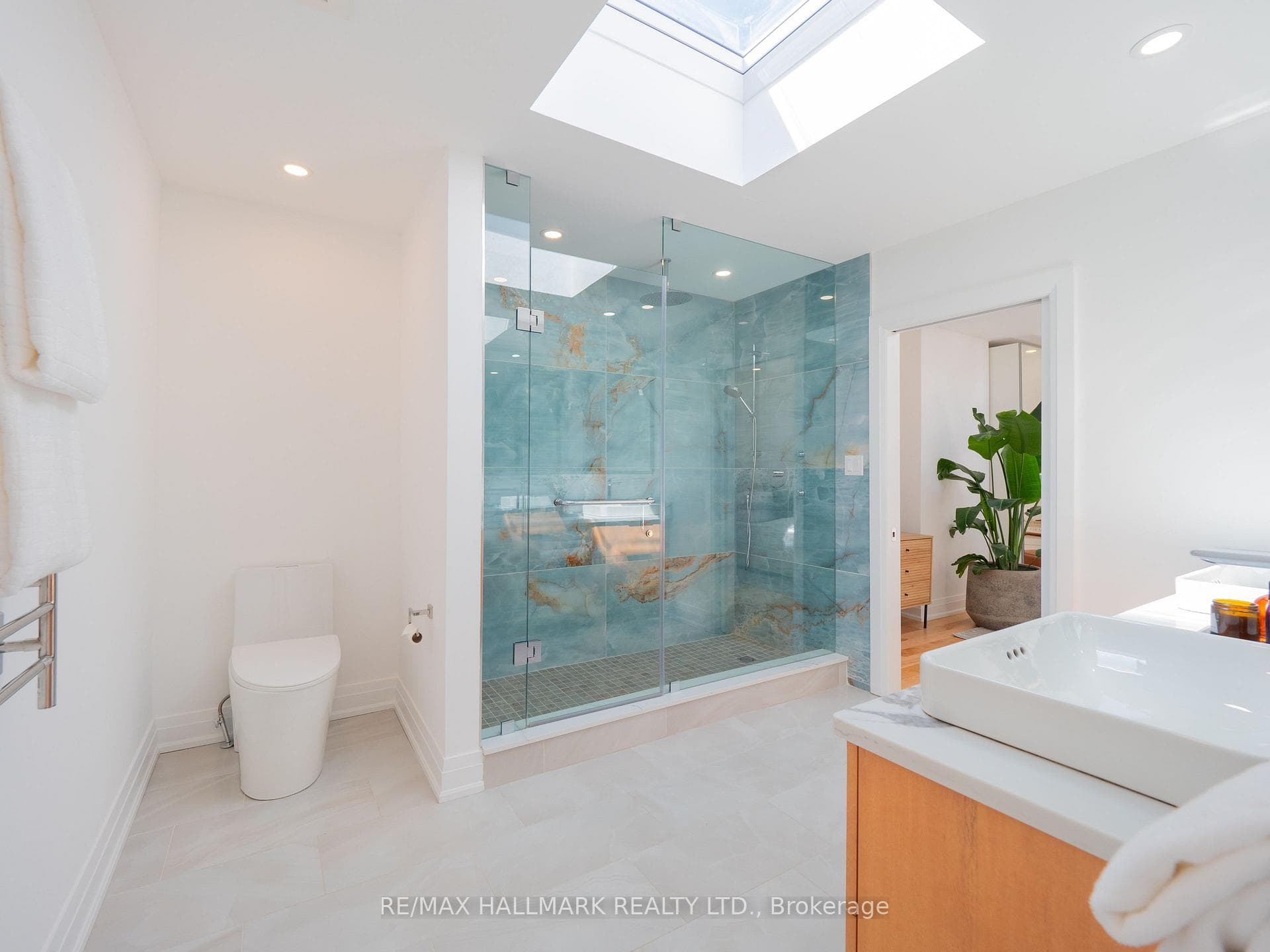 65 Hampton Avenue photo 35