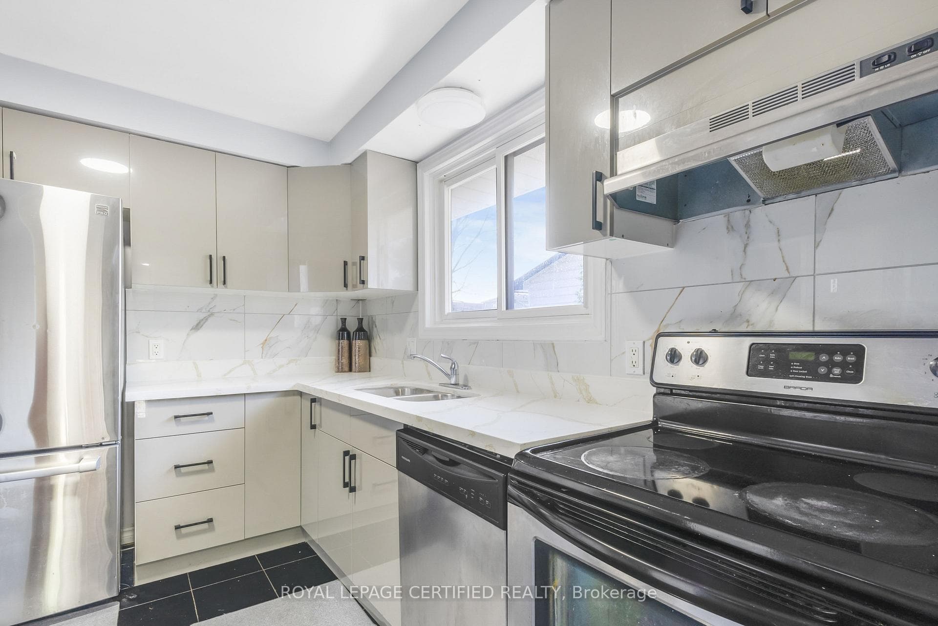 UPGRADED MODERN KITCHEN
