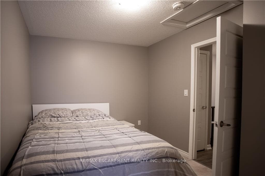 560 Allport Gate photo 32