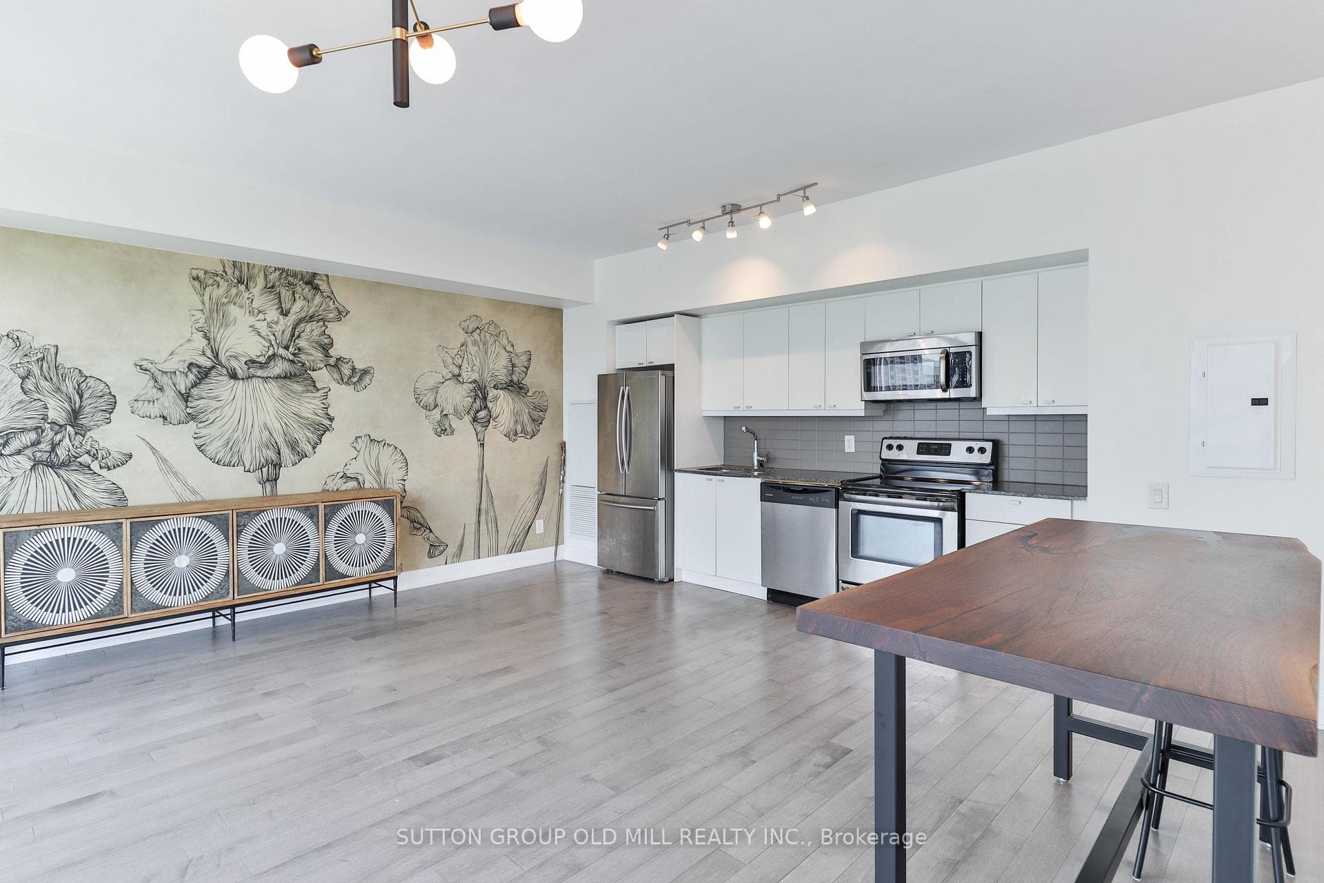 105 The Queensway N/A Unit 1316 photo 5