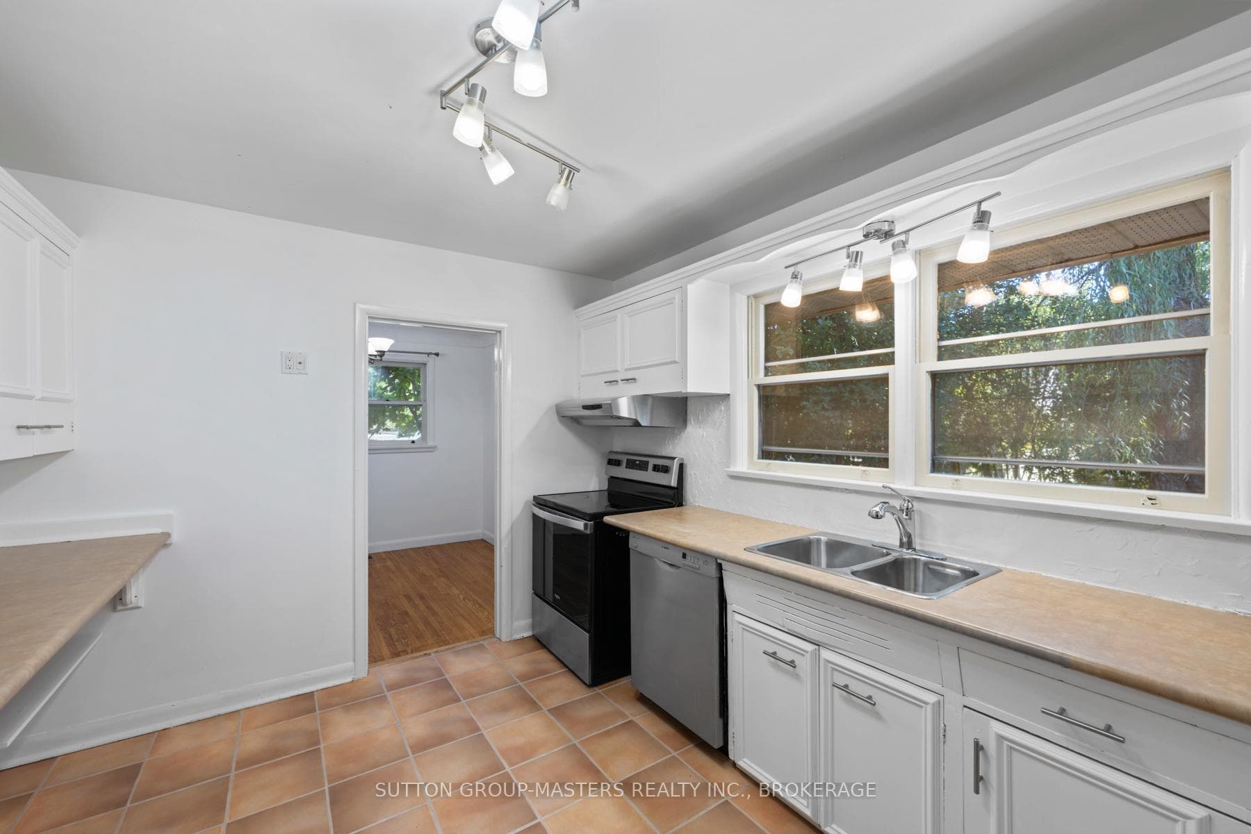 38 Watts Crescent photo 16