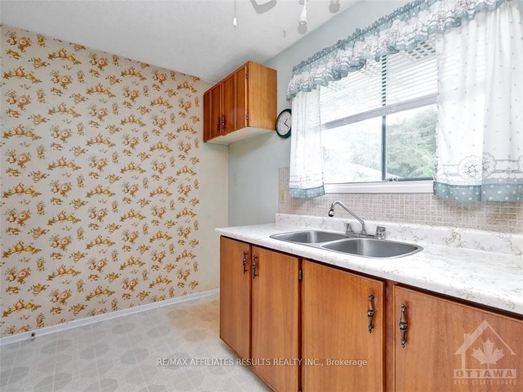 103 LENNOX Street photo 14