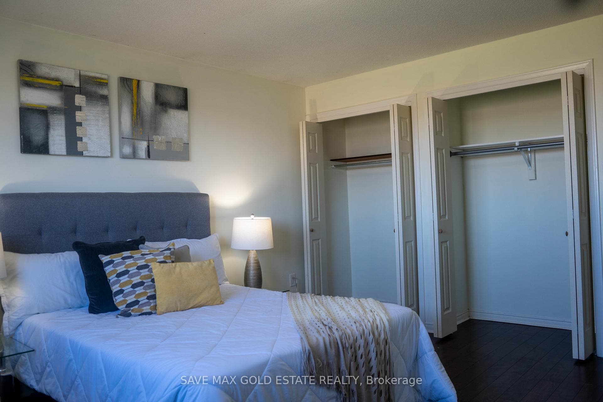 70 Lampman Crescent photo 8