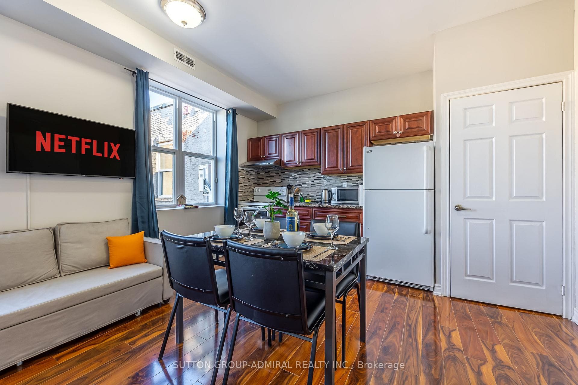 4497 Queen Street photo 2