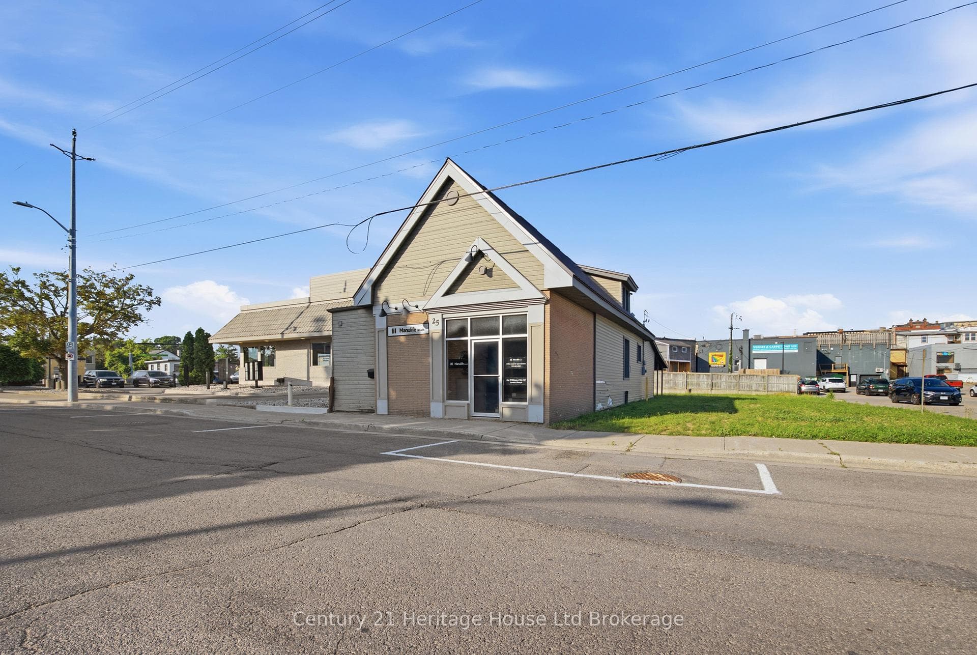 25 Harvey with empty lot beside (27 Harvey)