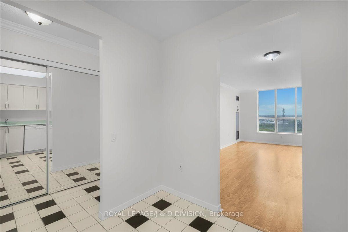 21 Overlea Boulevard Unit 1306 photo 12