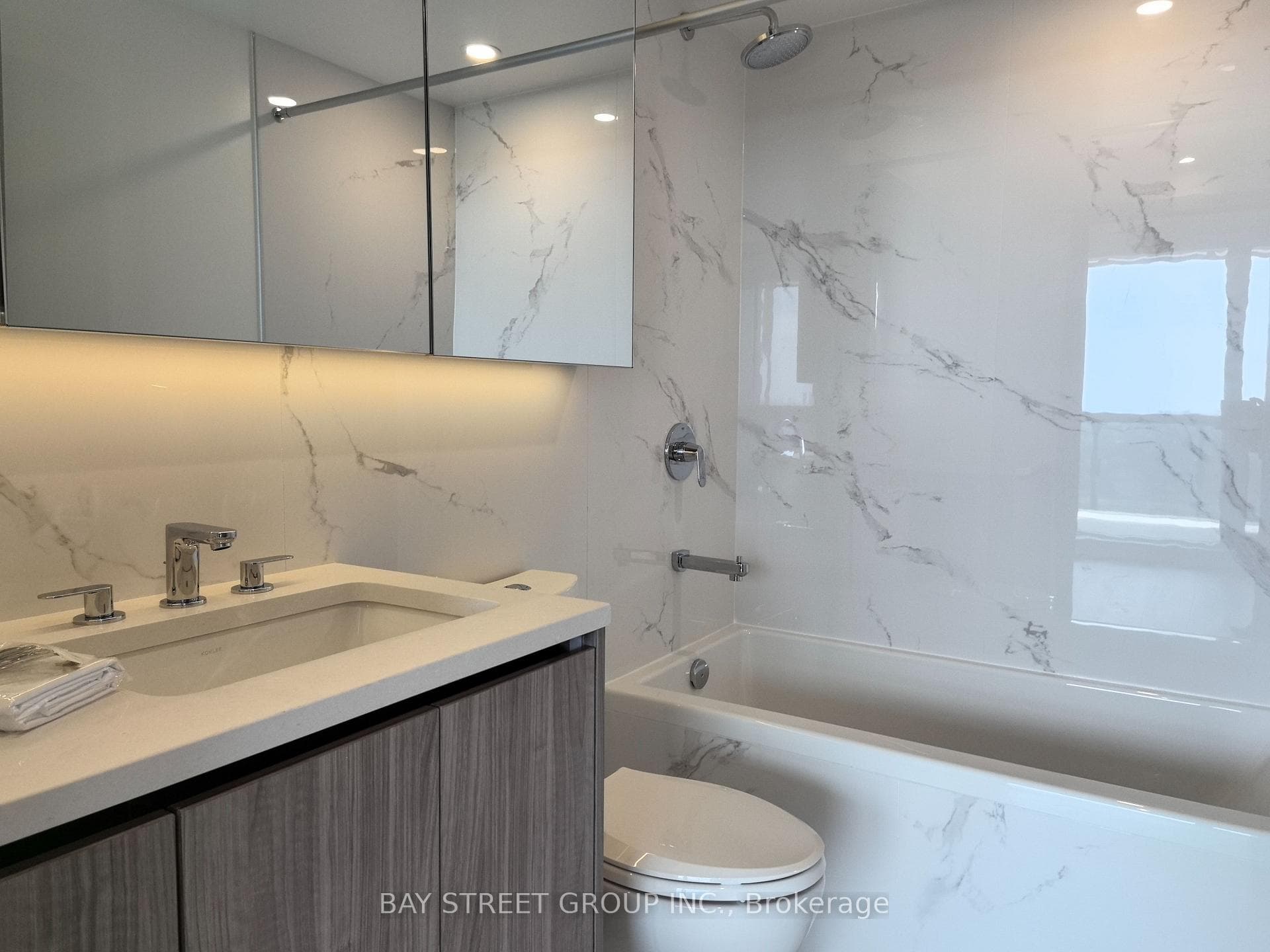 27 Mcmahon Drive Unit 2702 photo 22