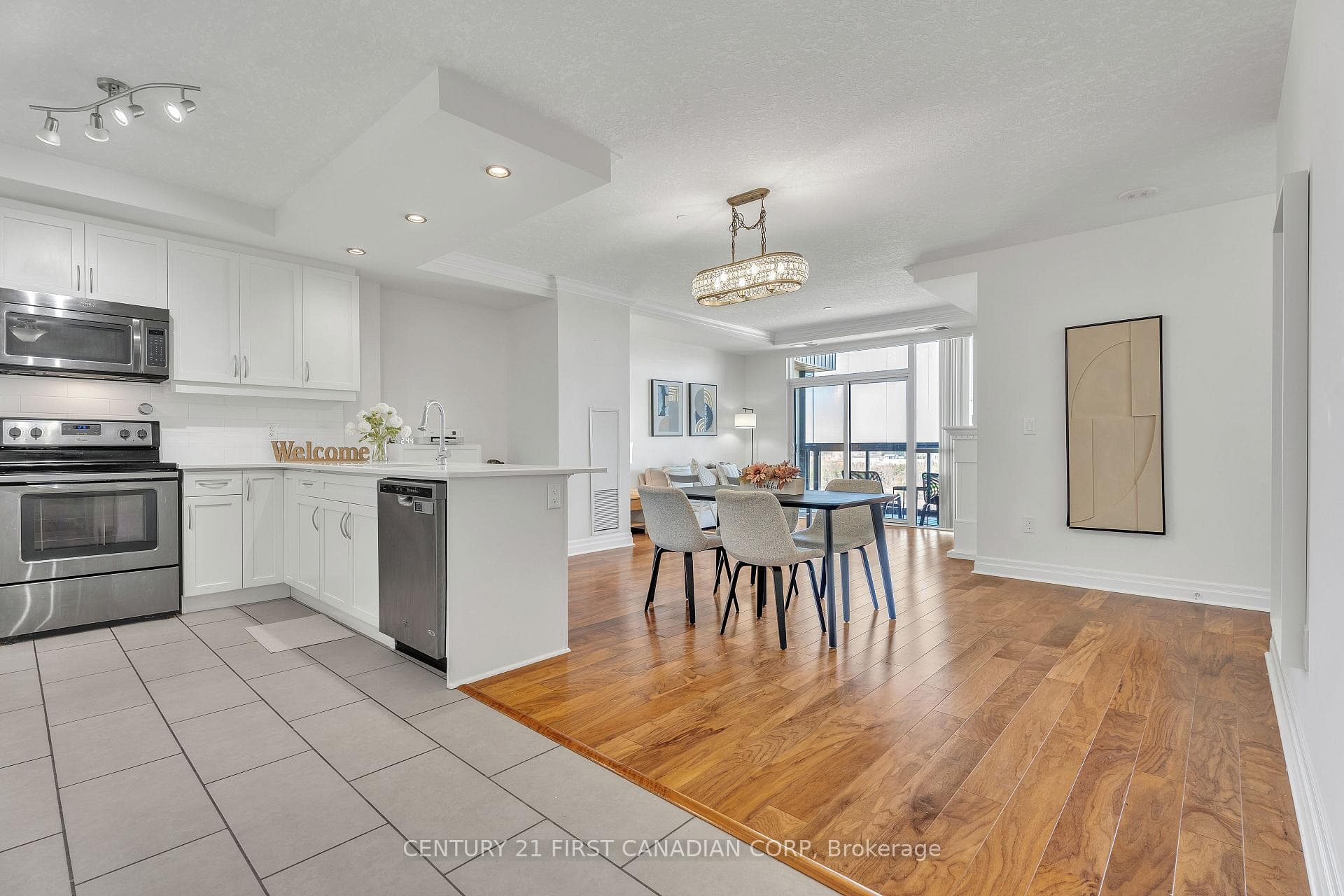 240 Villagewalk Boulevard Unit 812 photo 7