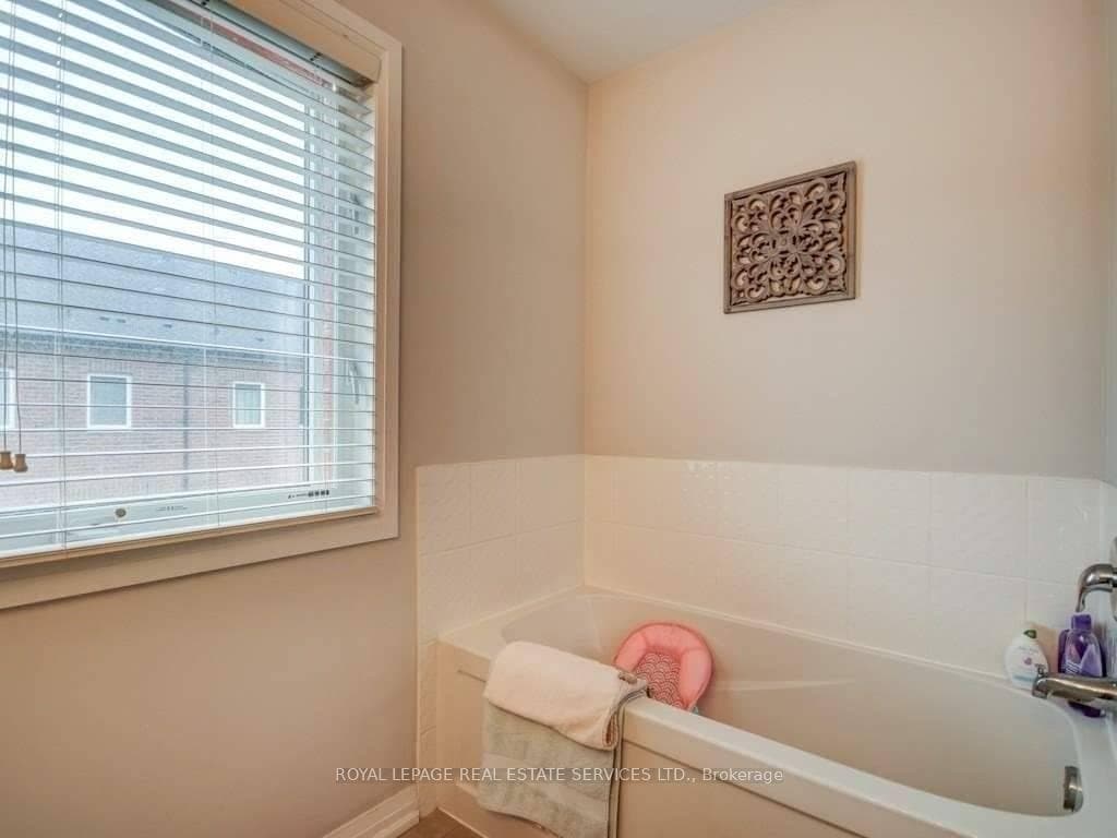786 Banks Crescent photo 14