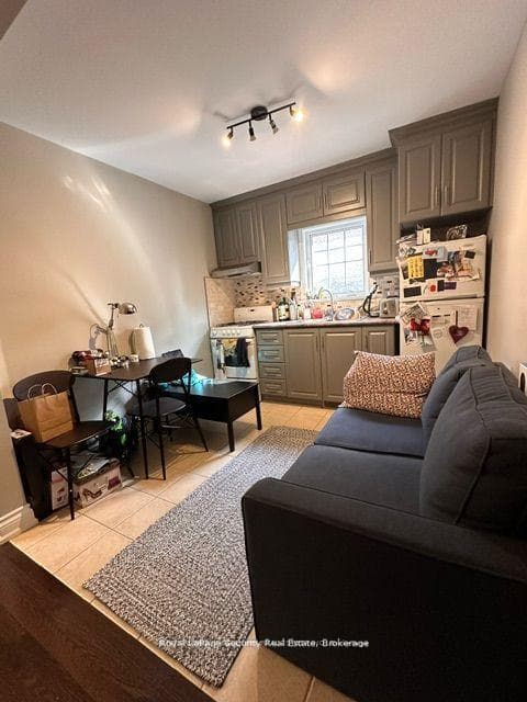 81 Bartlett Avenue photo 4