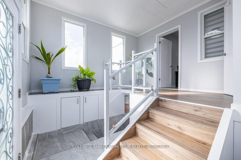 EXTRA LARGE REAR ENTRANCE WITH GLASS RAILINGS