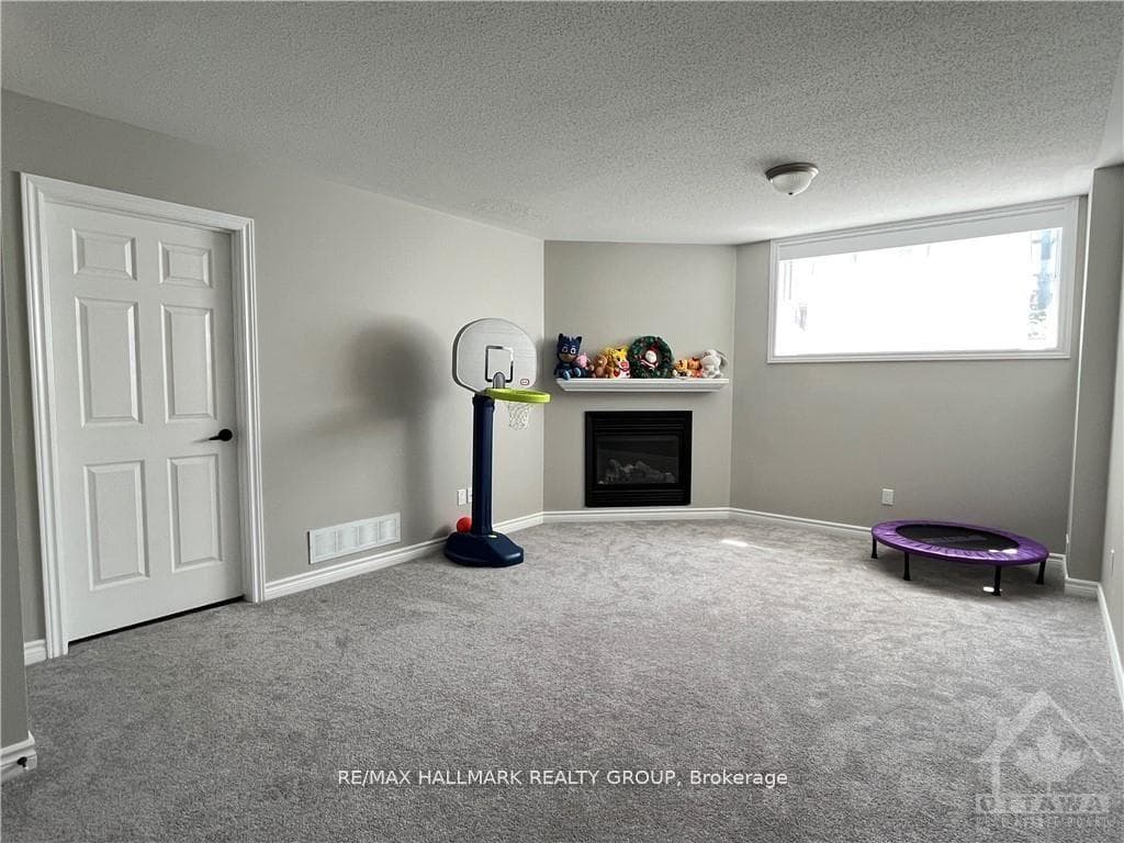 110 Garrity Crescent photo 16
