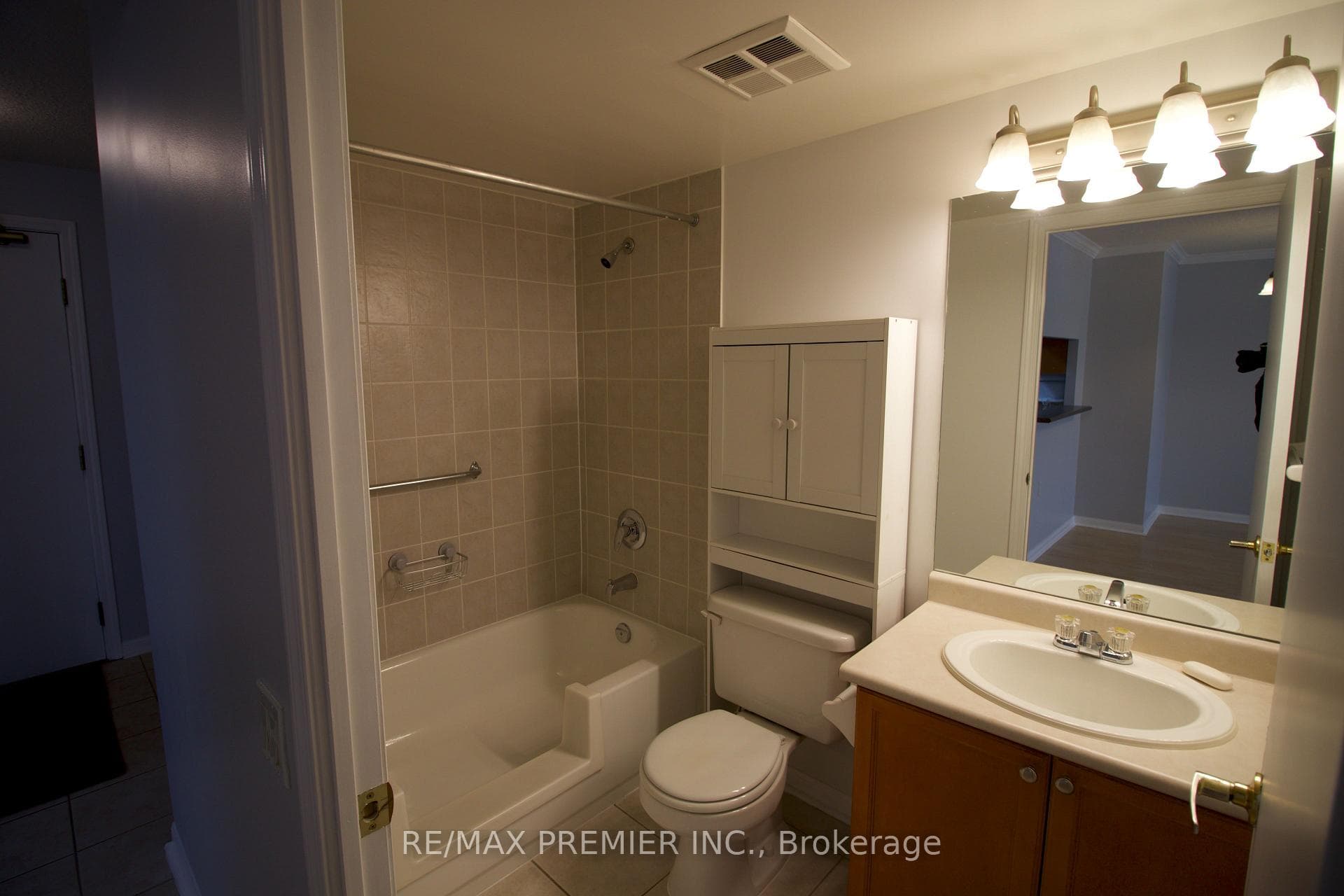 650 Lawrence Avenue Unit 402 photo 7