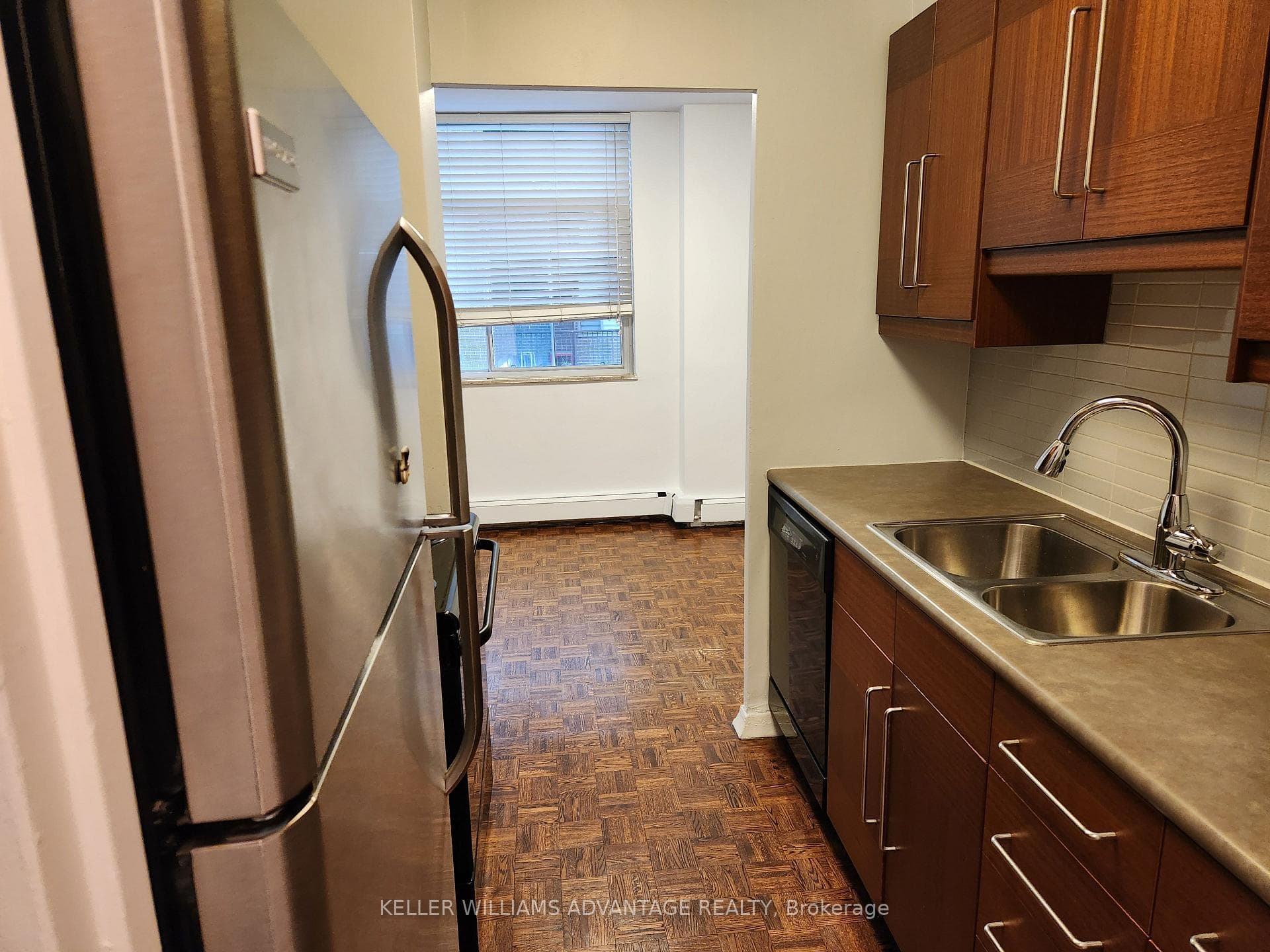335 Lonsdale Avenue Unit 402 photo 4