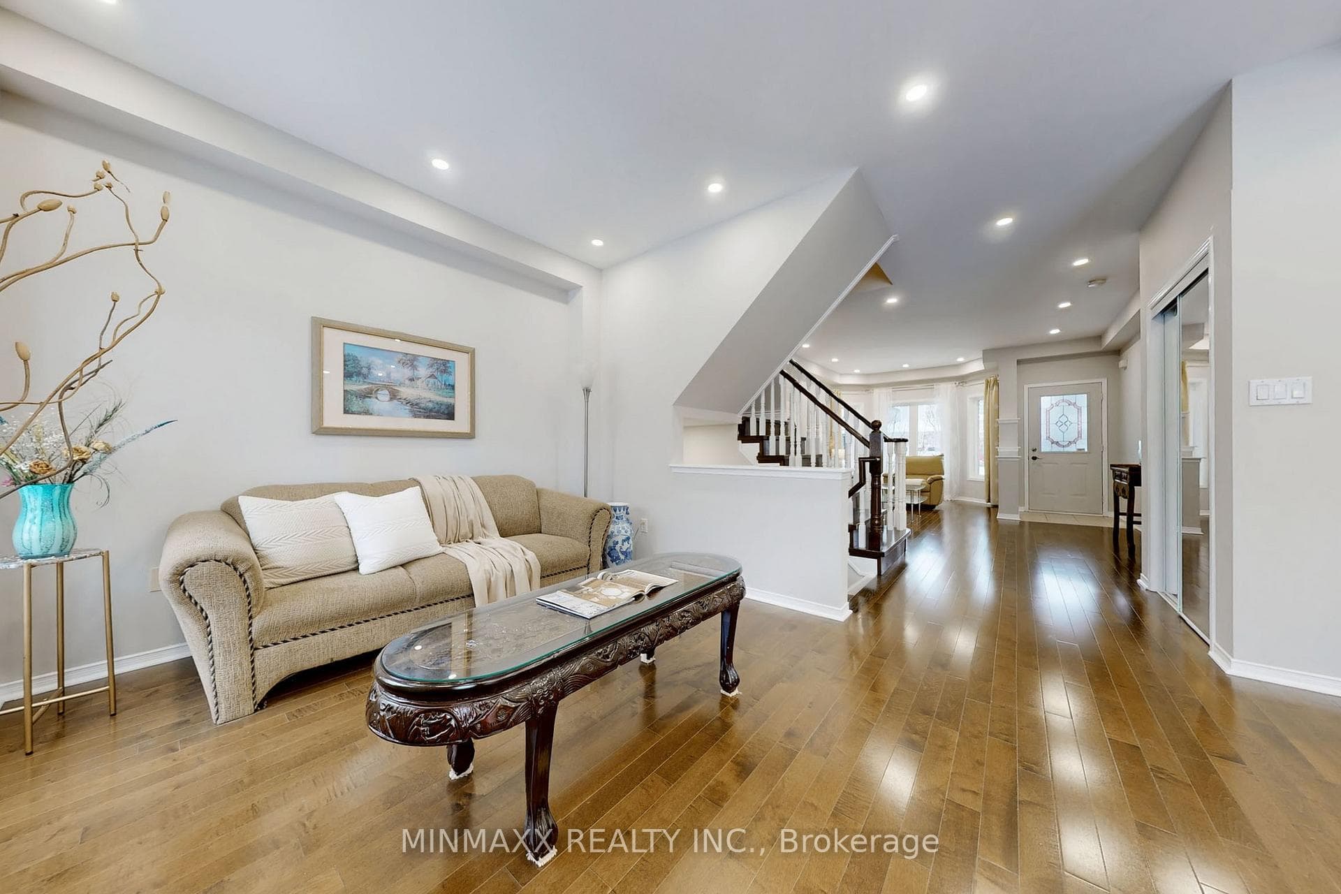 1081 Holdsworth Crescent photo 9
