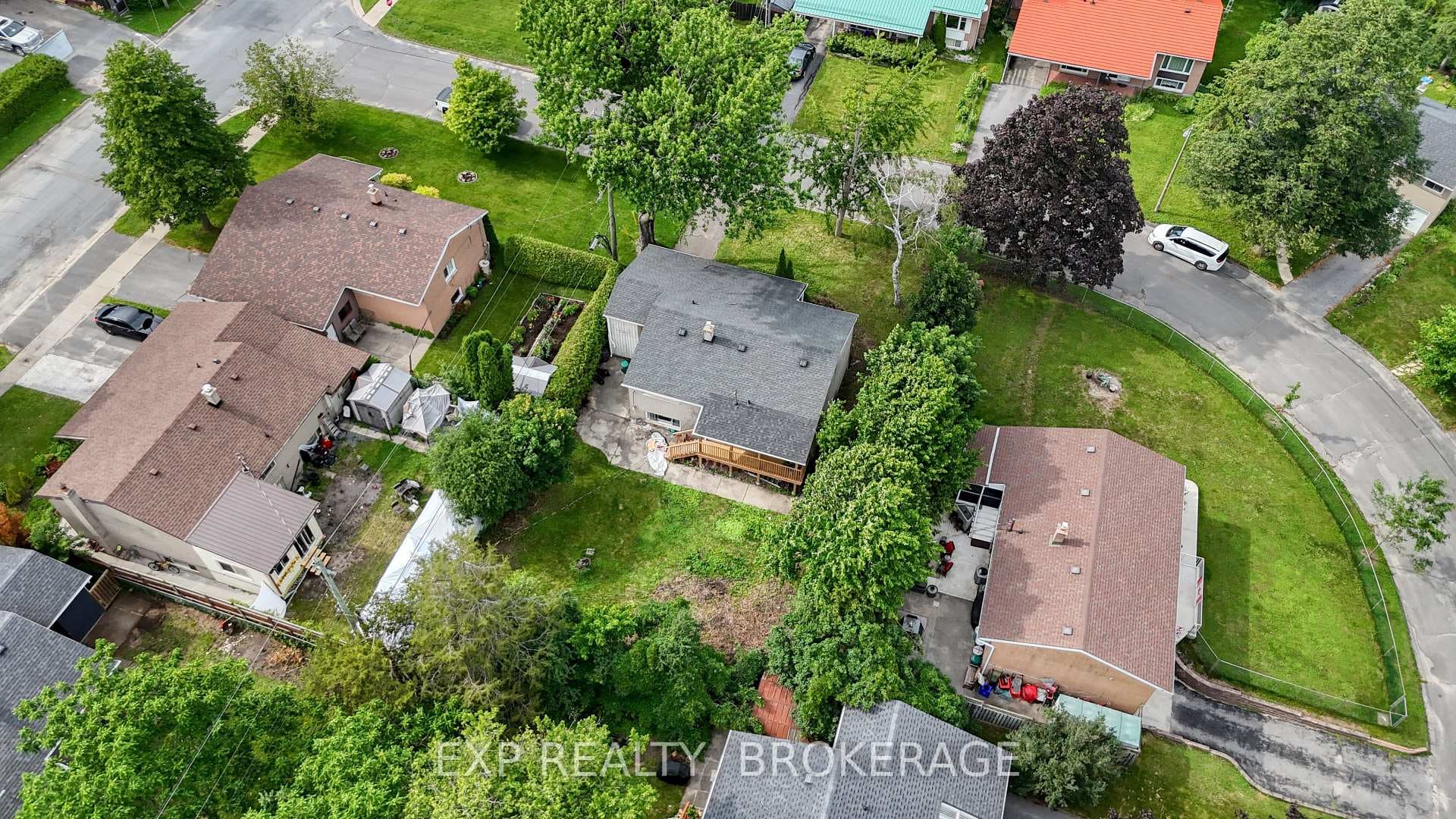 11 PEMBER Place photo 36