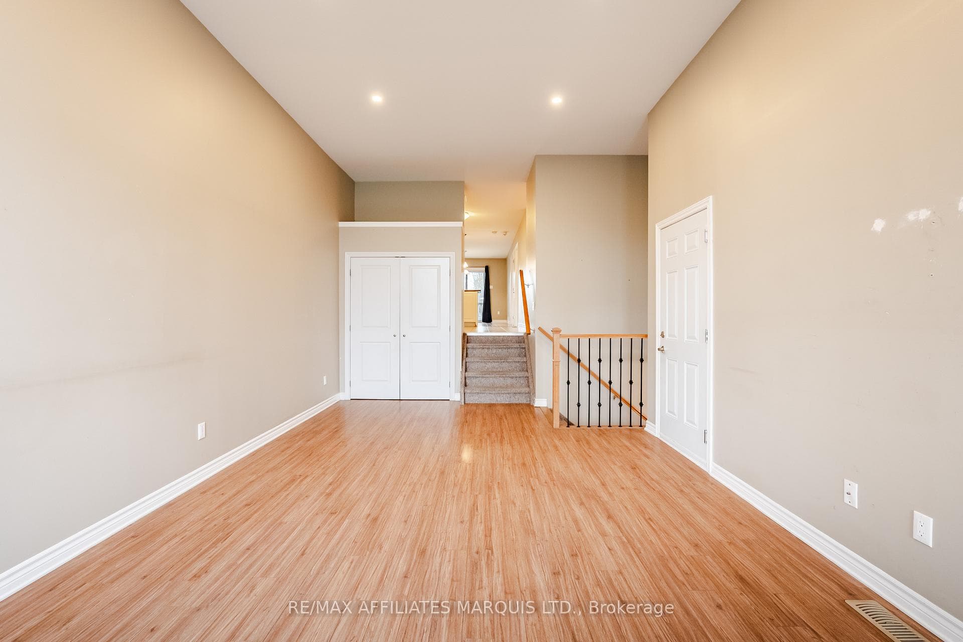 660 Hamilton Crescent photo 9