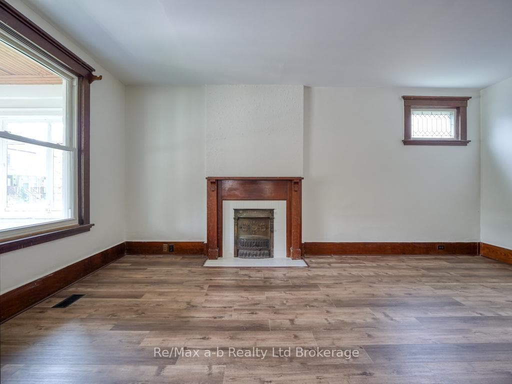 569 Princess Street photo 4