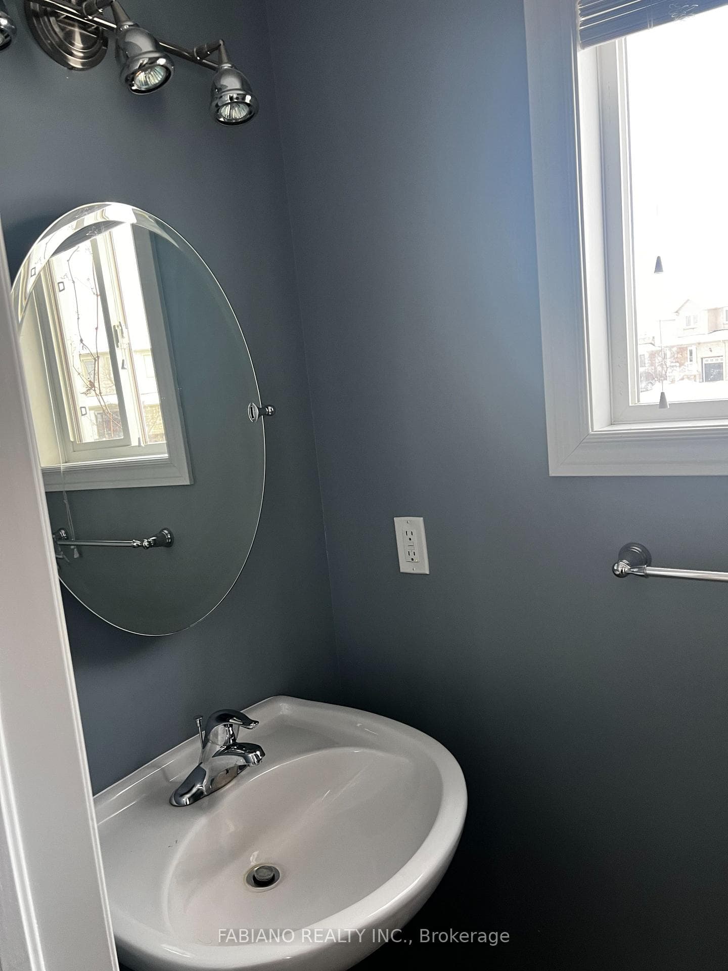 9 Admiral Crescent photo 3