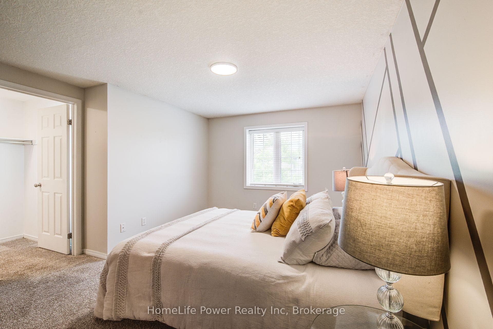 208 Featherstone Crescent photo 26