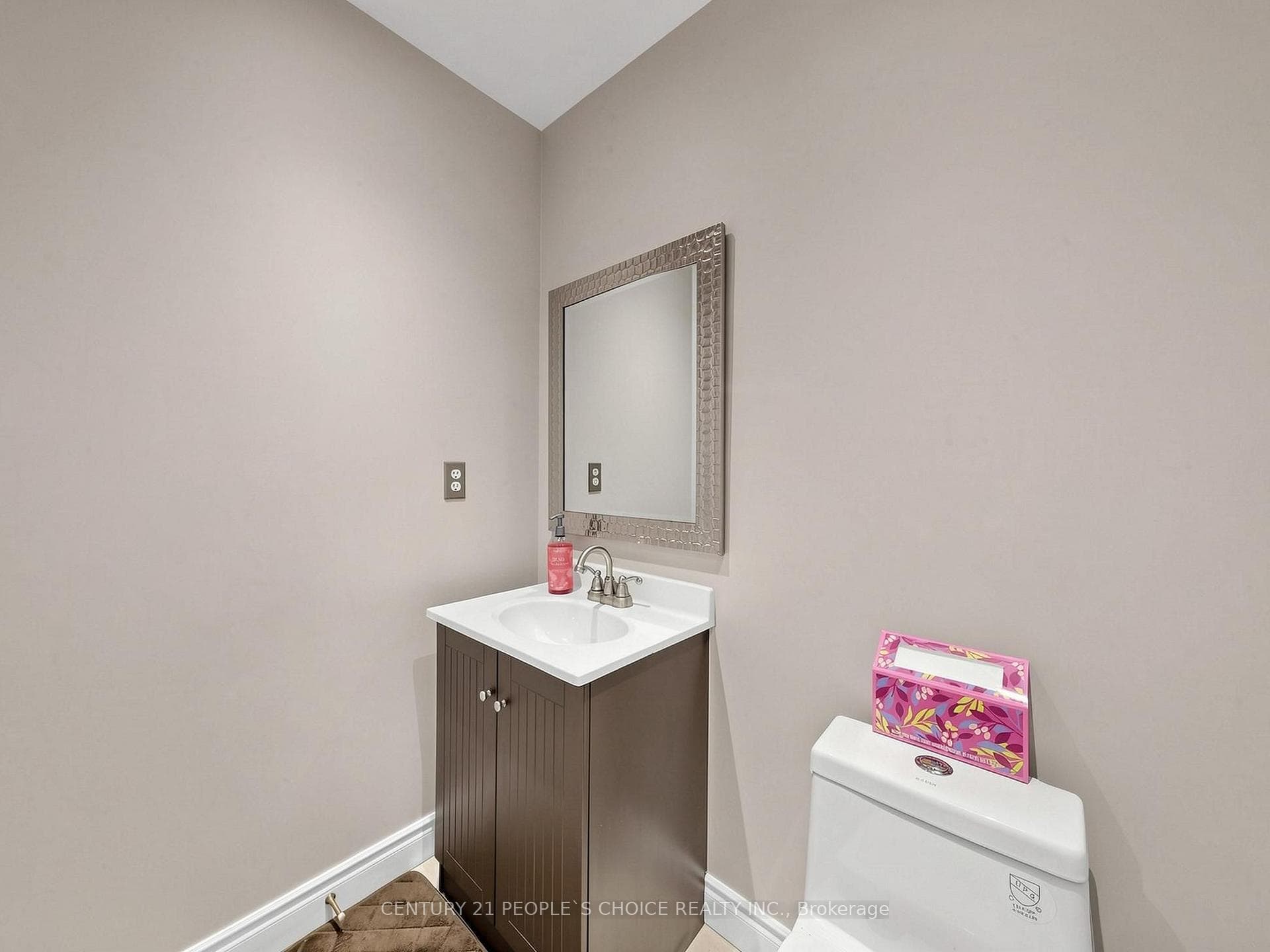 828 Khan Crescent photo 22