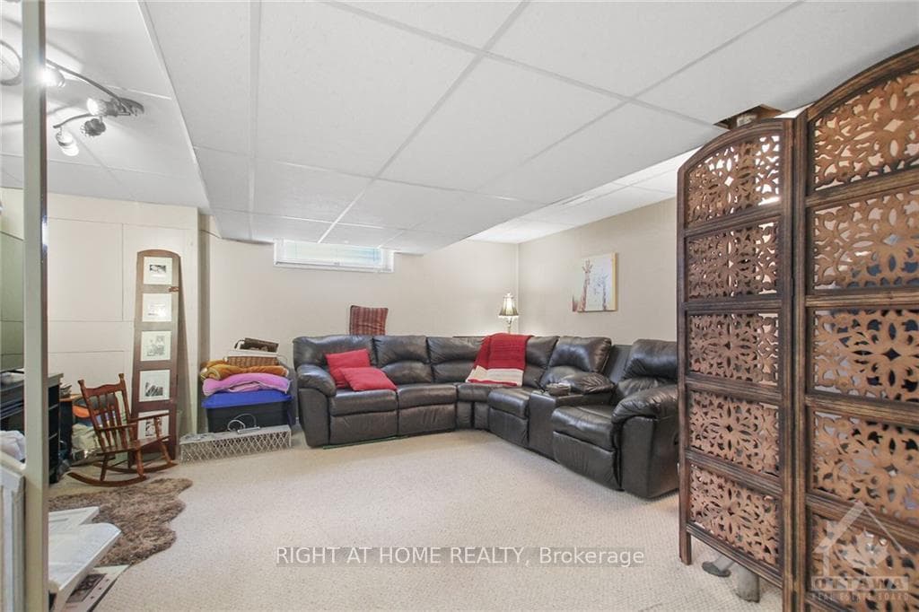 571 EASTVALE Drive photo 22