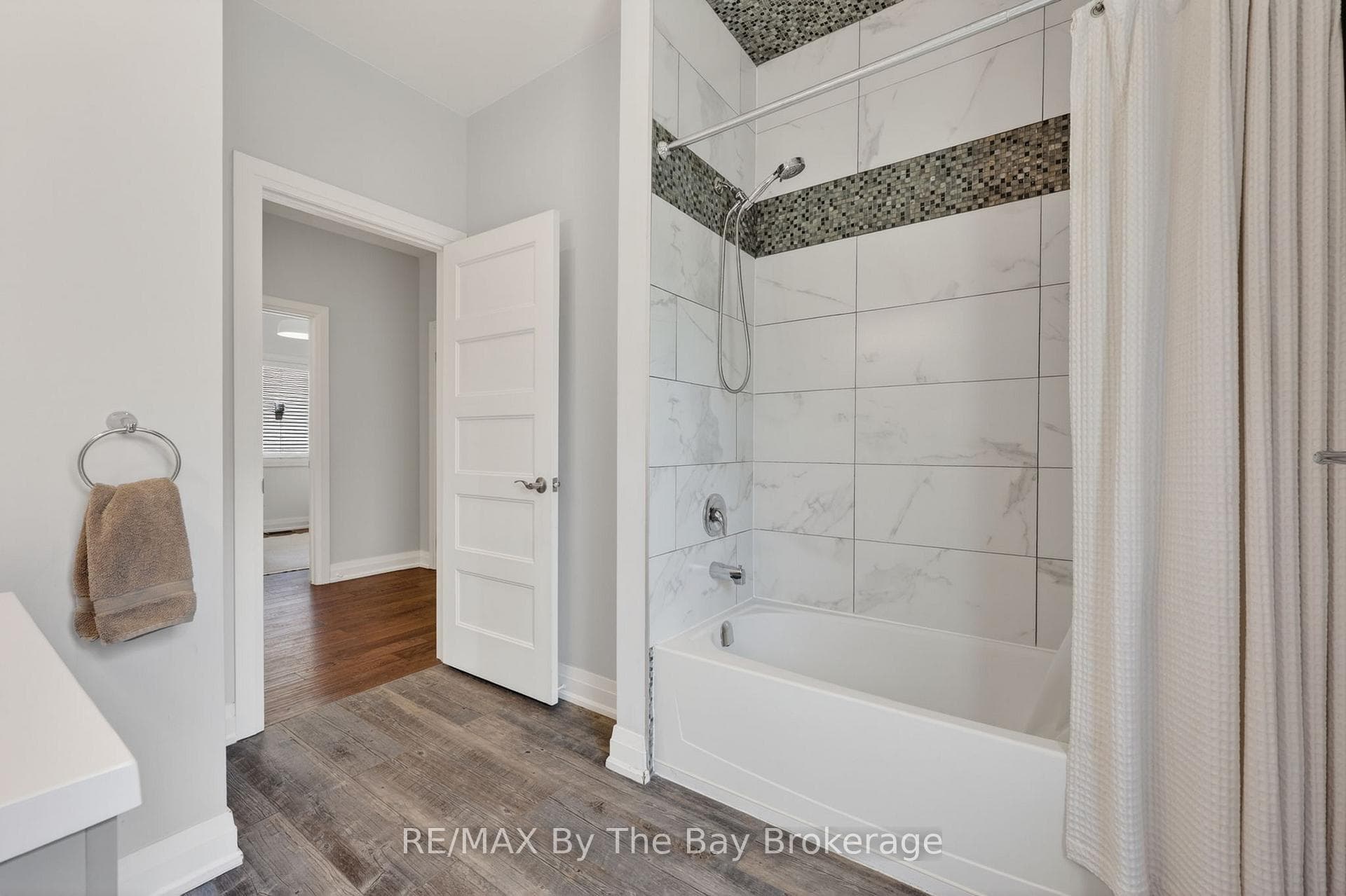 Main Floor 4pc Bathroom
