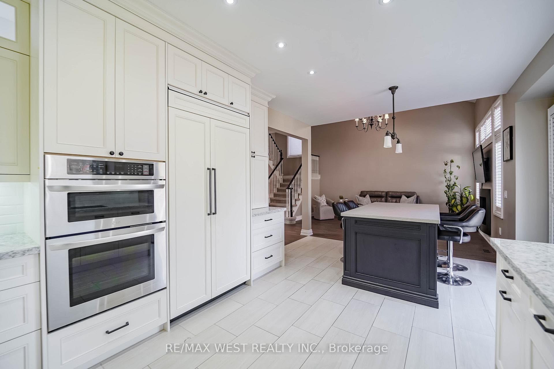 181 Thicket Crescent photo 7