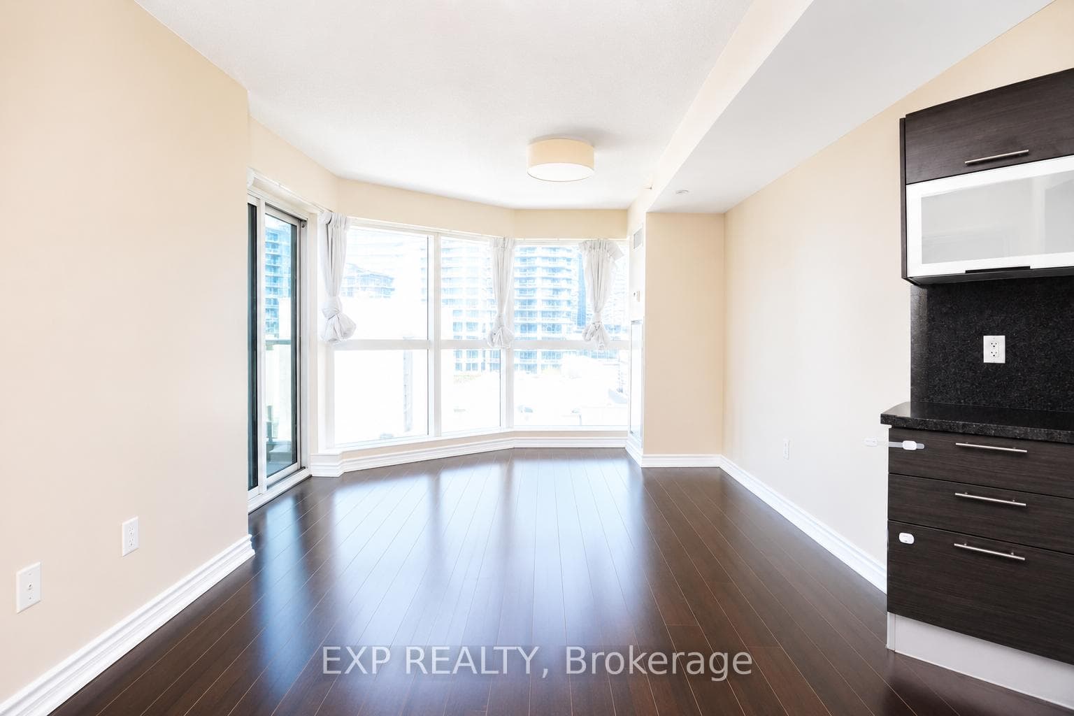 386 Yonge Street Unit 1516 photo 5