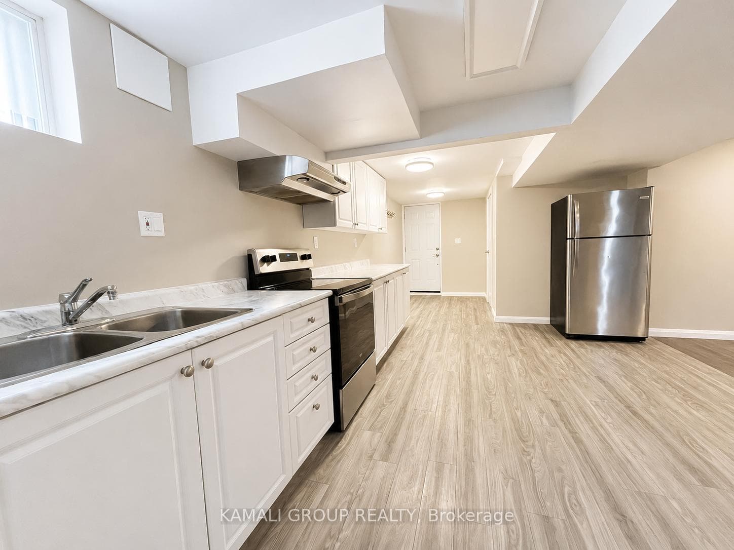 Large Eat-In Kitchen