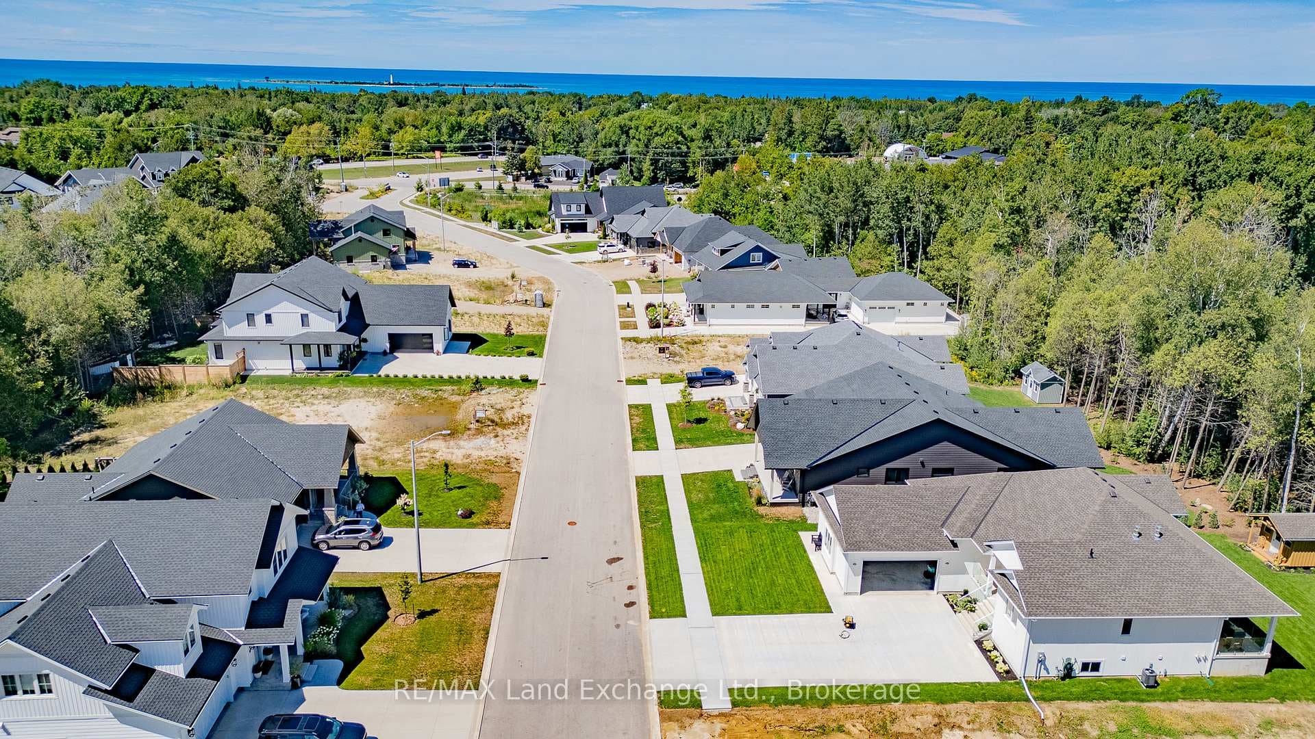 25 LAKEFOREST Drive photo 32
