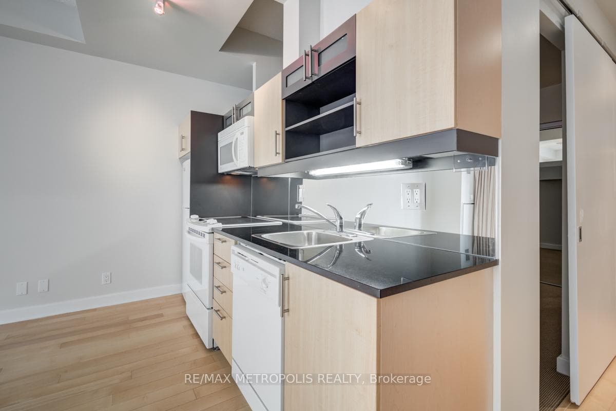 350 Wellington Street Unit 214 photo 9