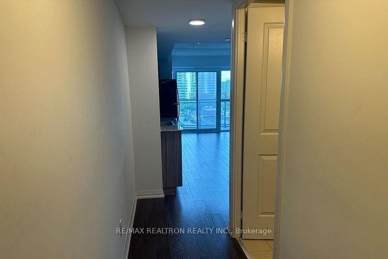 30 Meadowglen Place Unit 516 photo 8