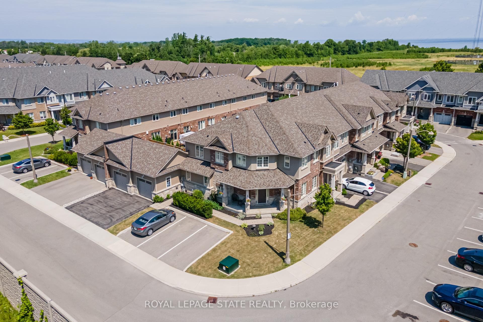61 Dunrobin Lane photo 3