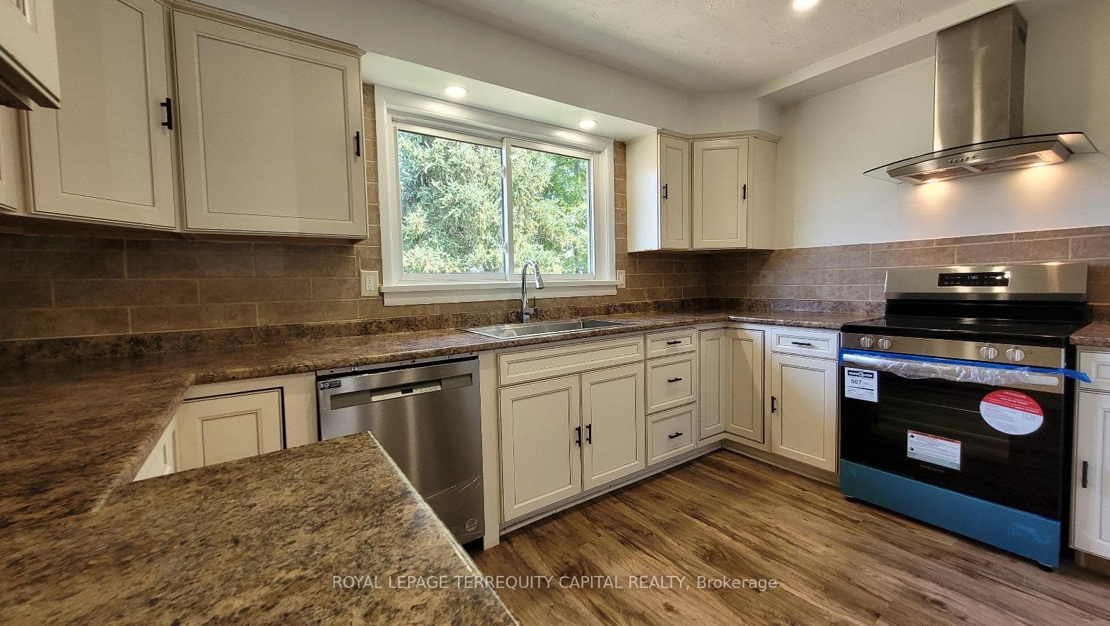 27 Fairburn Avenue Unit Main photo 2