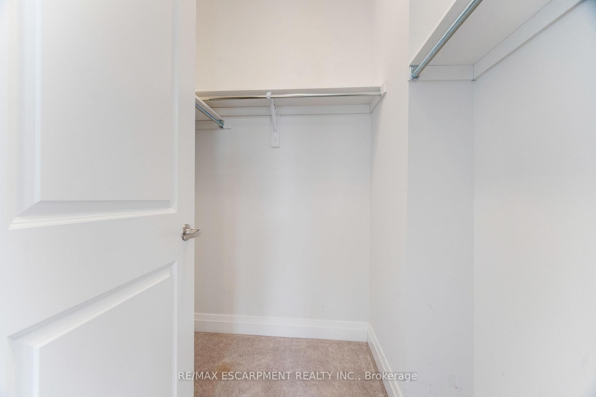 1095 Edinburgh Drive photo 32