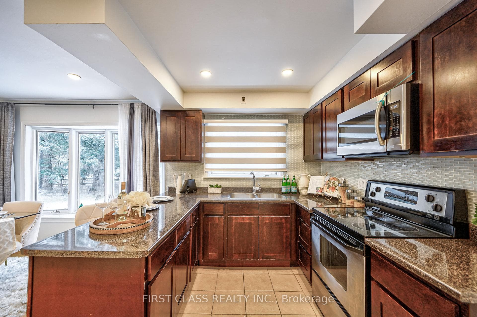 3052 Aurora Road photo 2