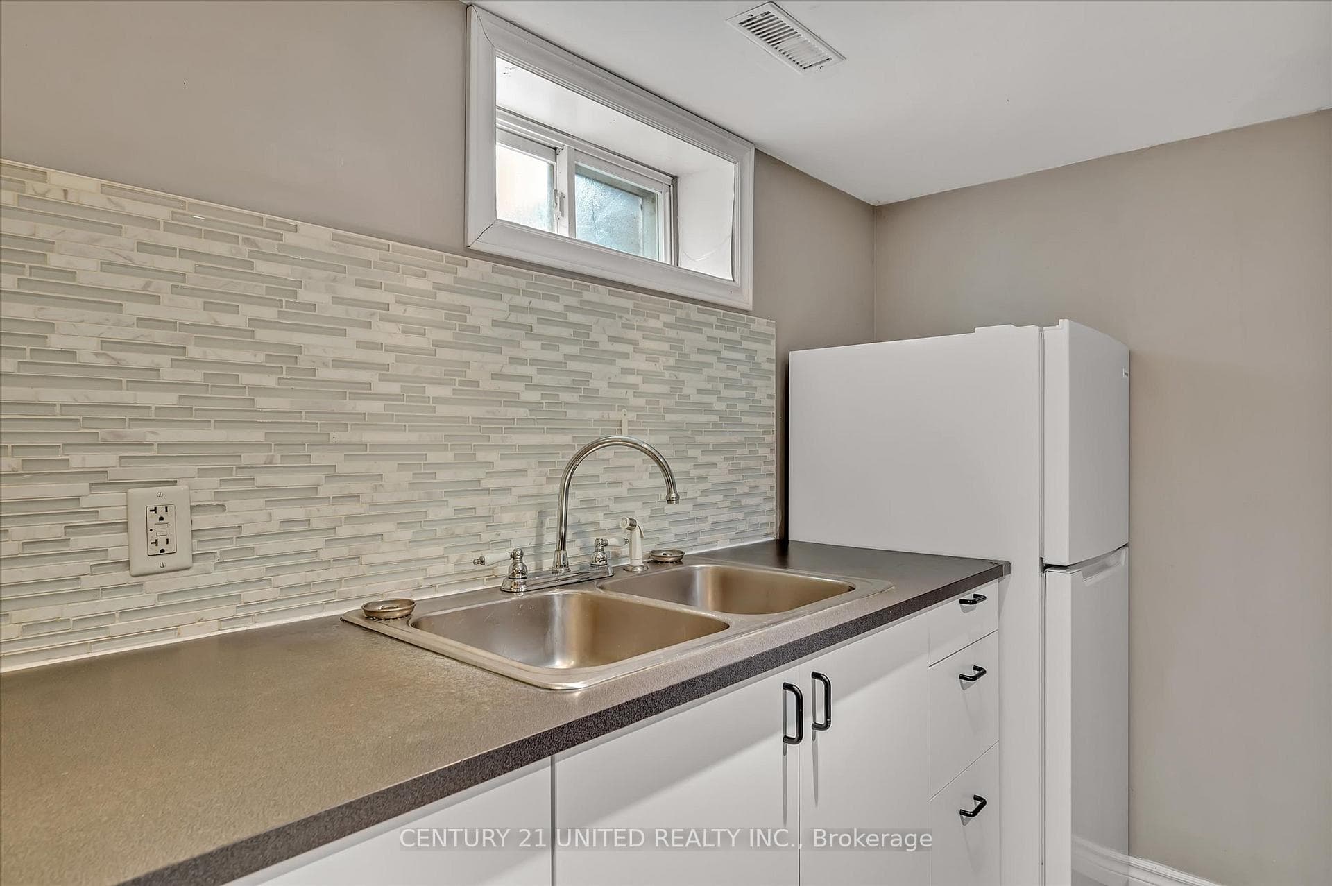 891 Ford Street photo 24