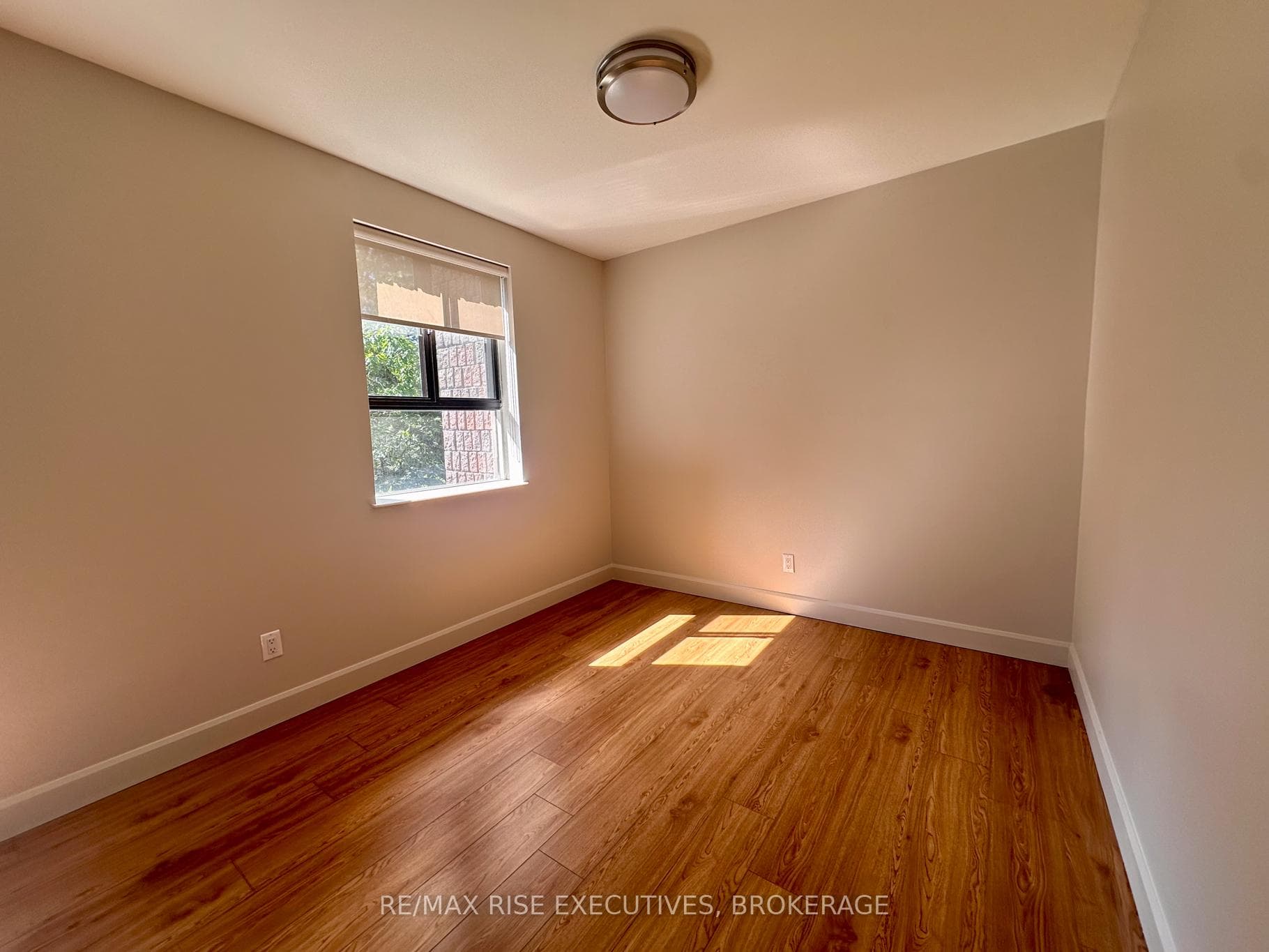 1020 Pembridge Crescent Unit 301 photo 3