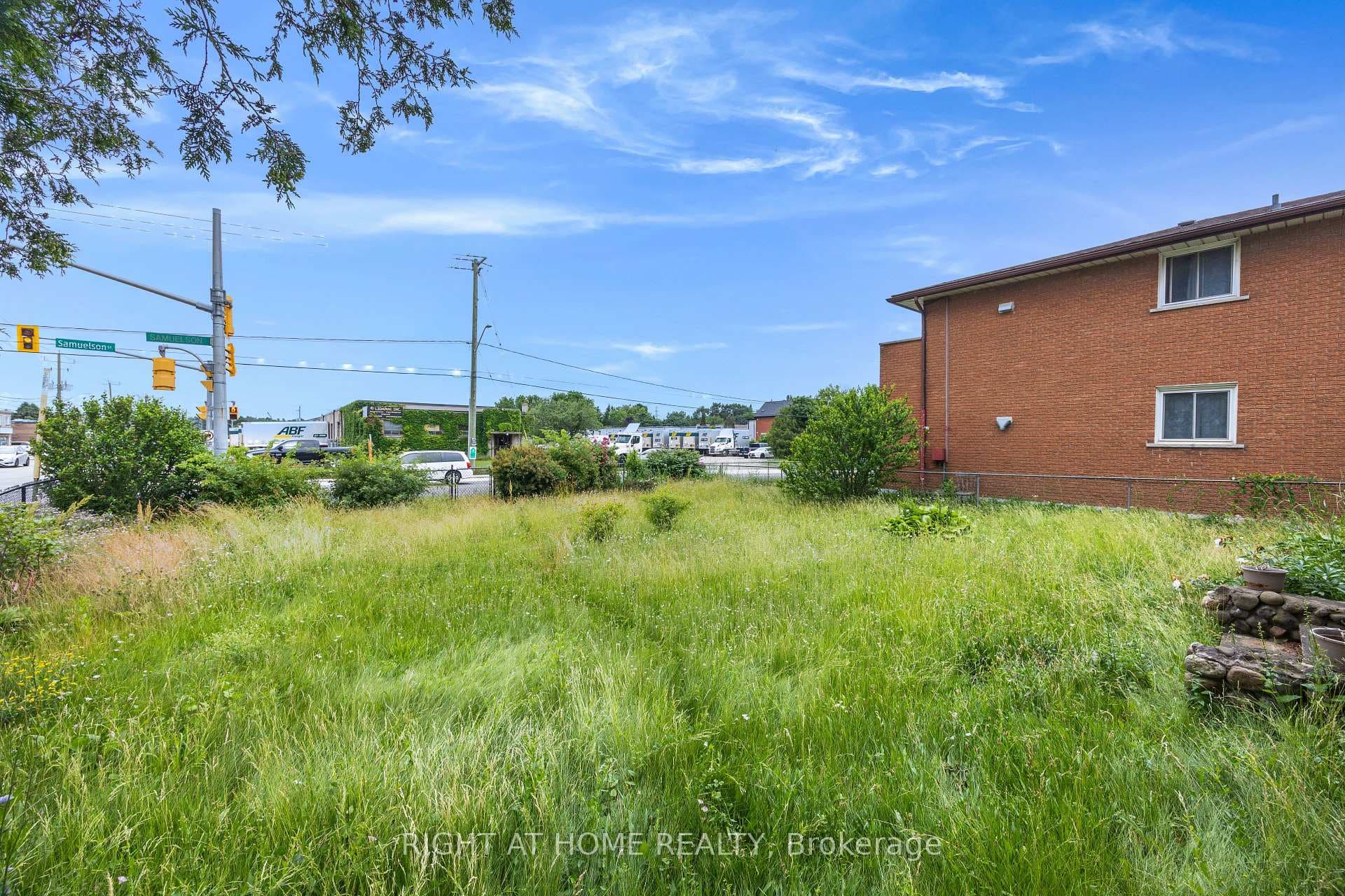 221 Samuelson Street photo 32