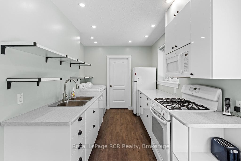 Fully functional kitchen & 2nd laundry area.