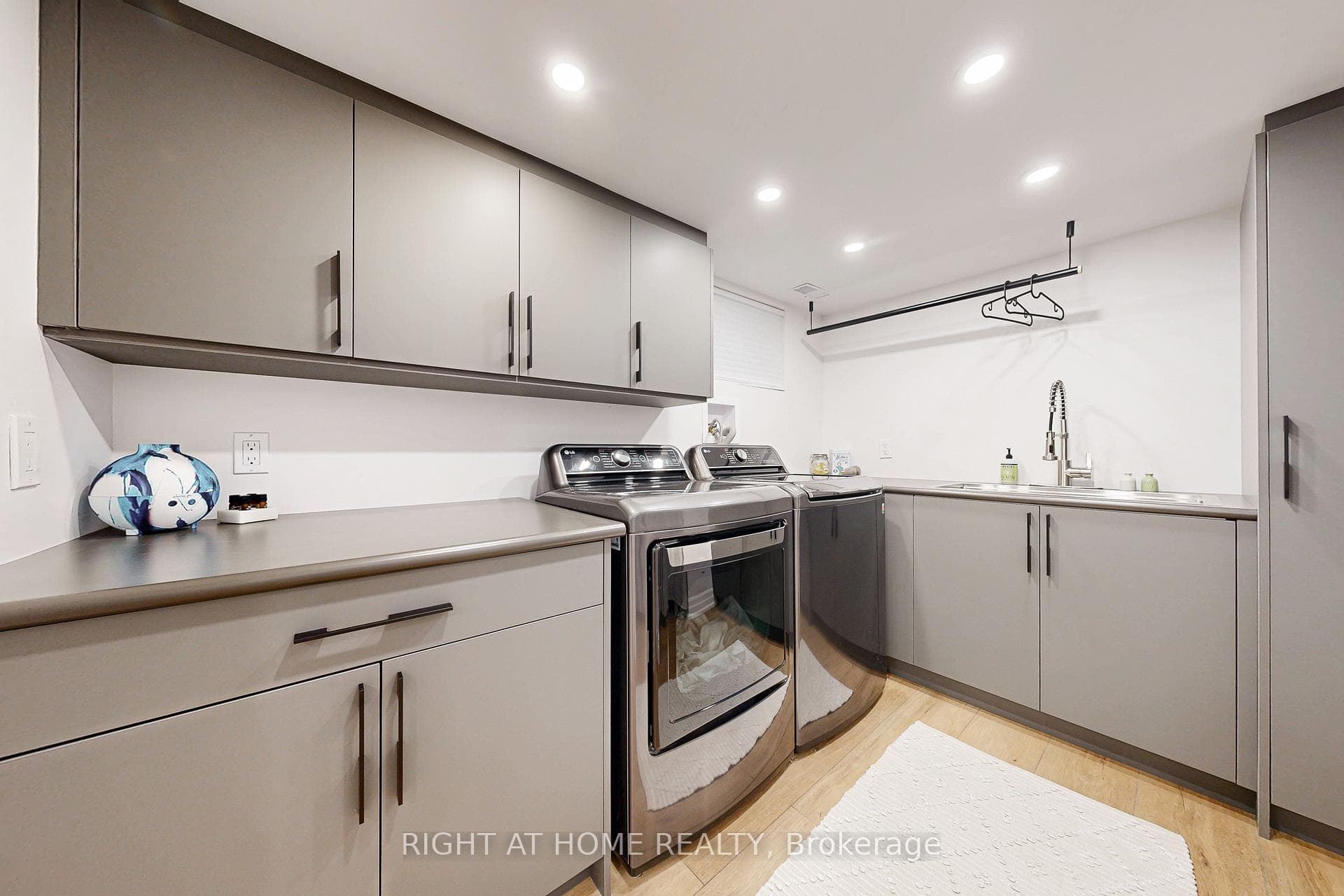 66 CLIVEDEN Avenue photo 31
