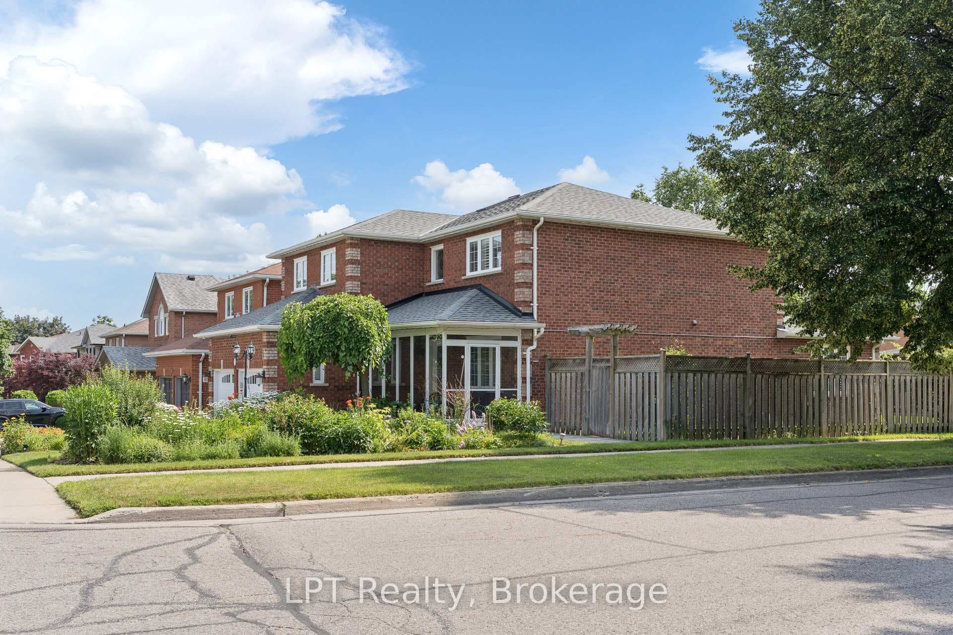 1 Mayfield Crescent photo 2