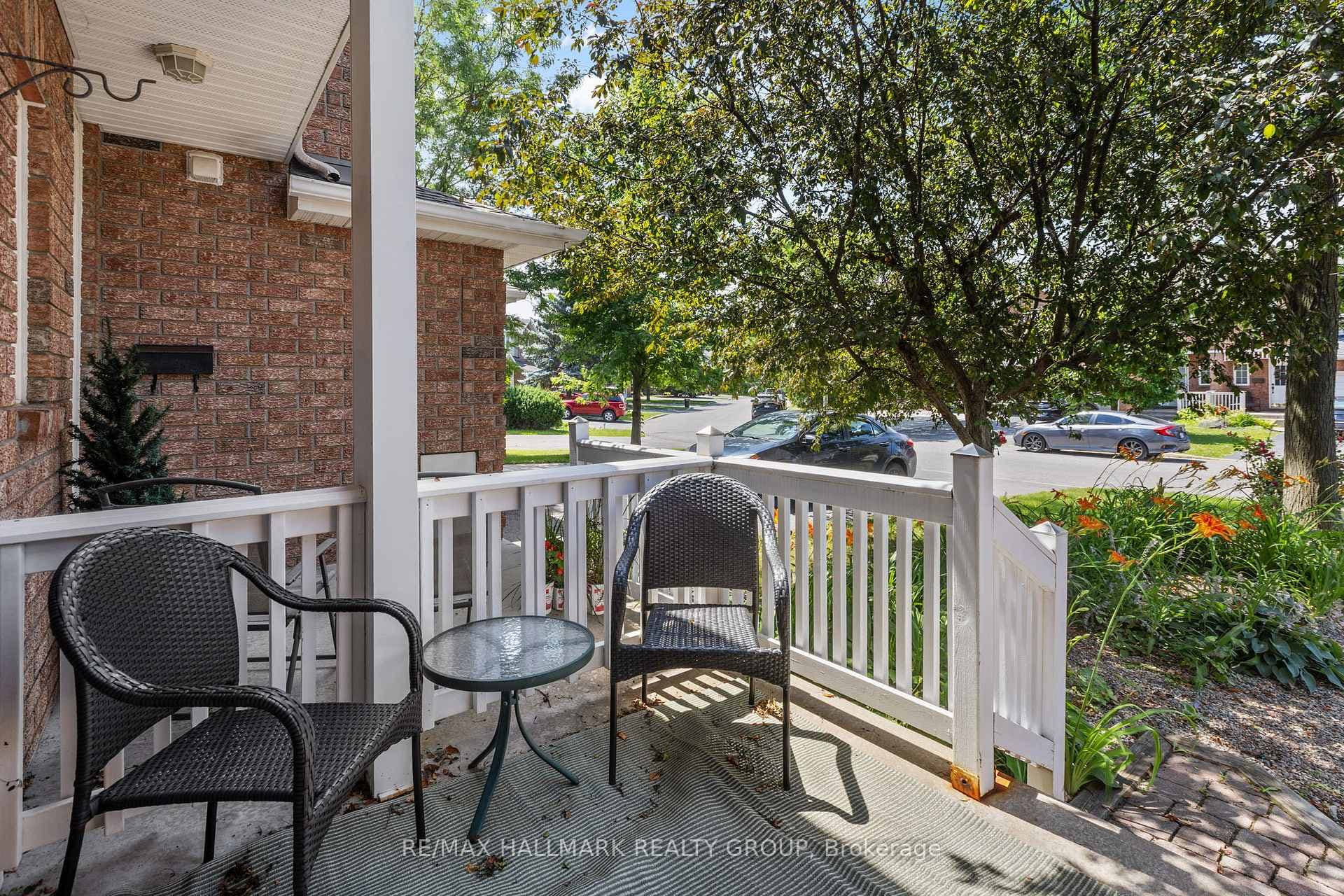 988 Lucille Way photo 3