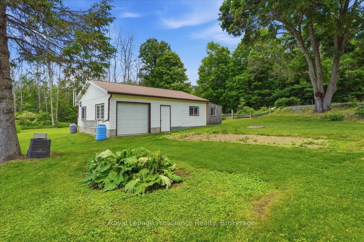 596 Courneya Road photo 36