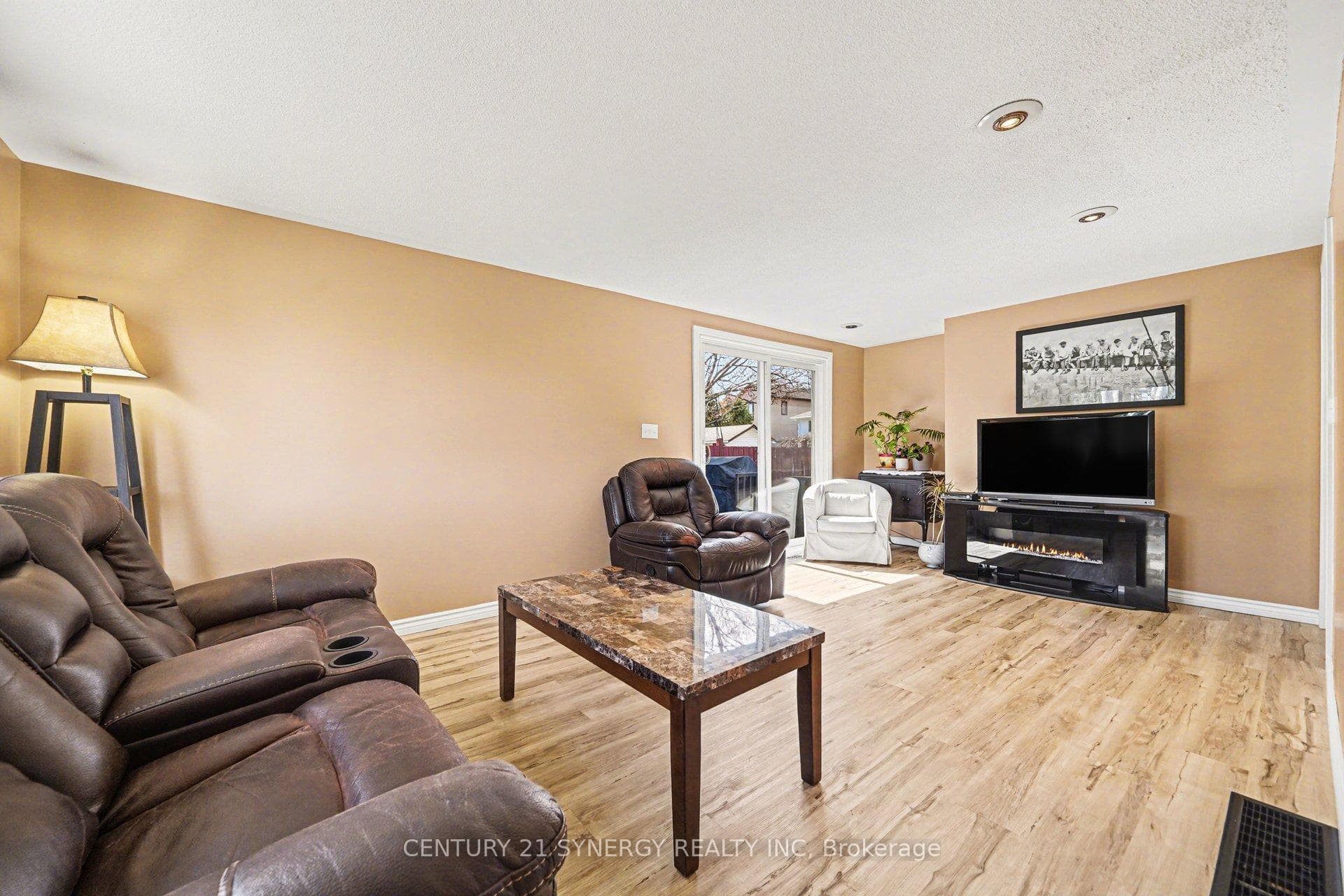 2428 BLACKSTONE Crescent photo 5