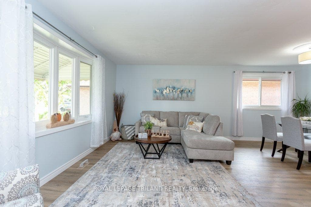 11 GUSTIN Place photo 6