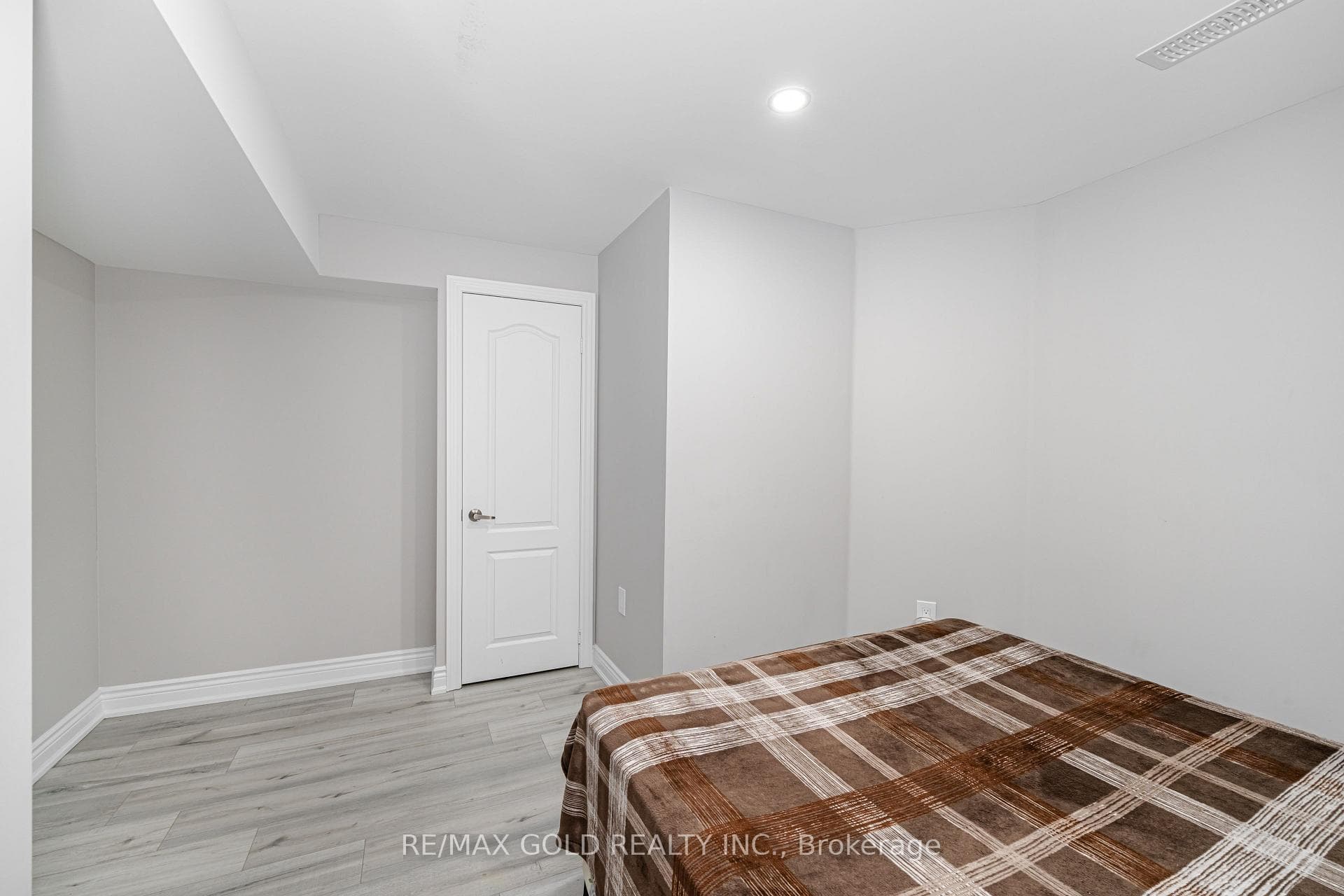 16 Frontenac Crescent photo 32