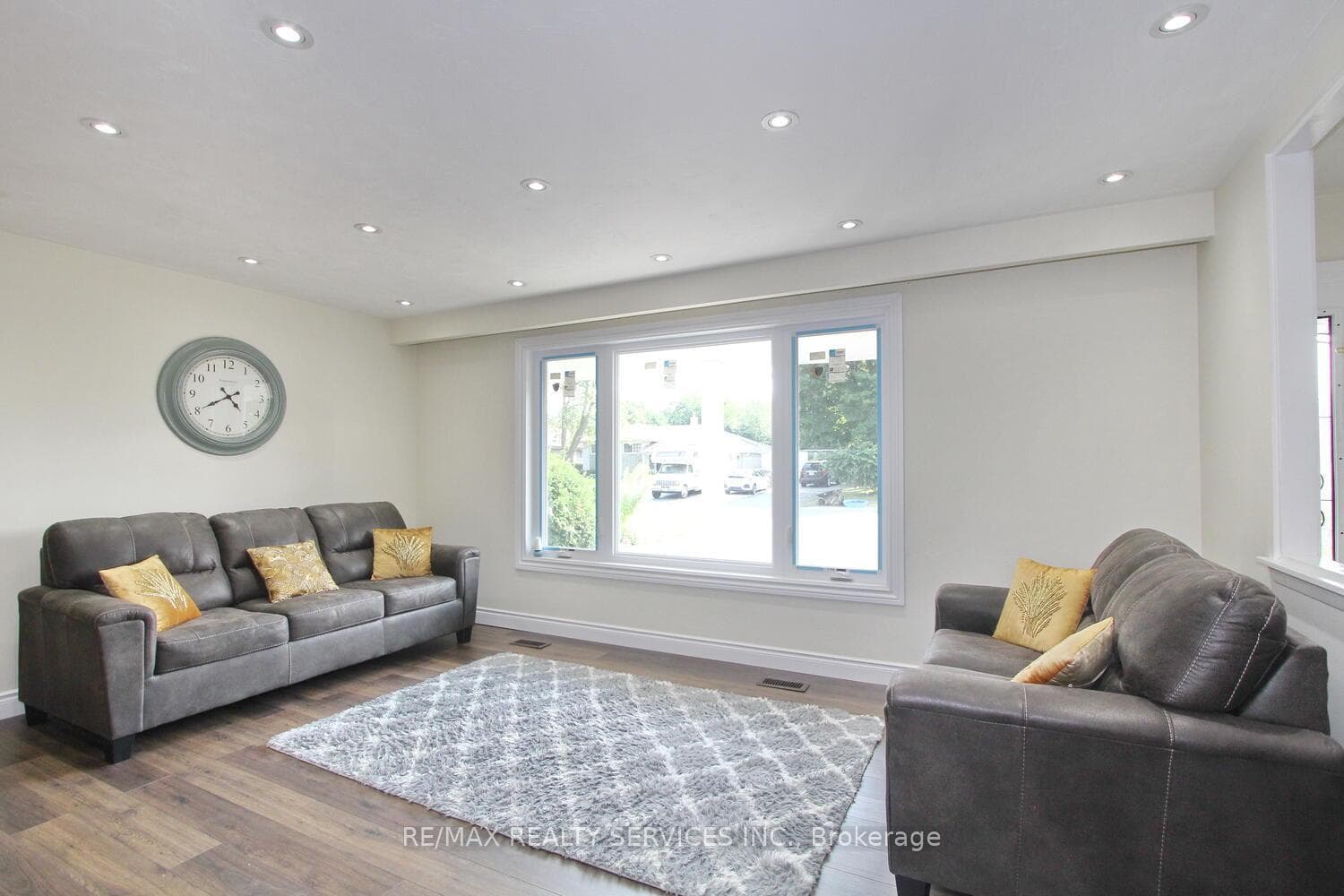 32 Sanford Crescent photo 9