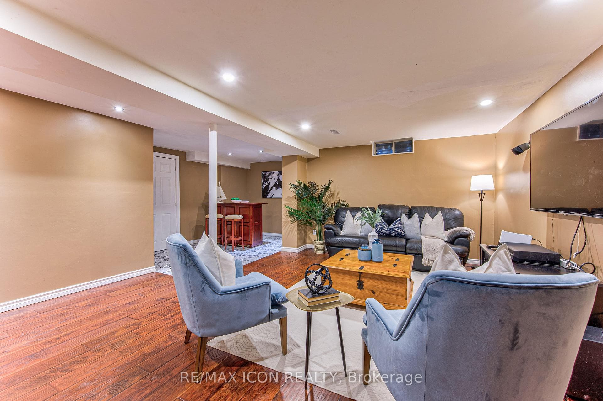 15 Hall Crescent photo 35